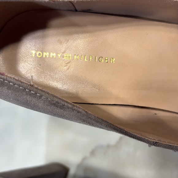 Tommy HilfigerTan Heels with Pointed Toe Design - Picture 5 of 12